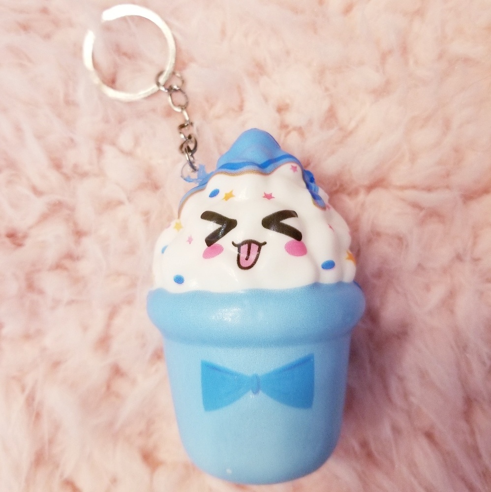 💙🍦Vanilla scented blue icecream squishy keychain - Picture 1 of 3